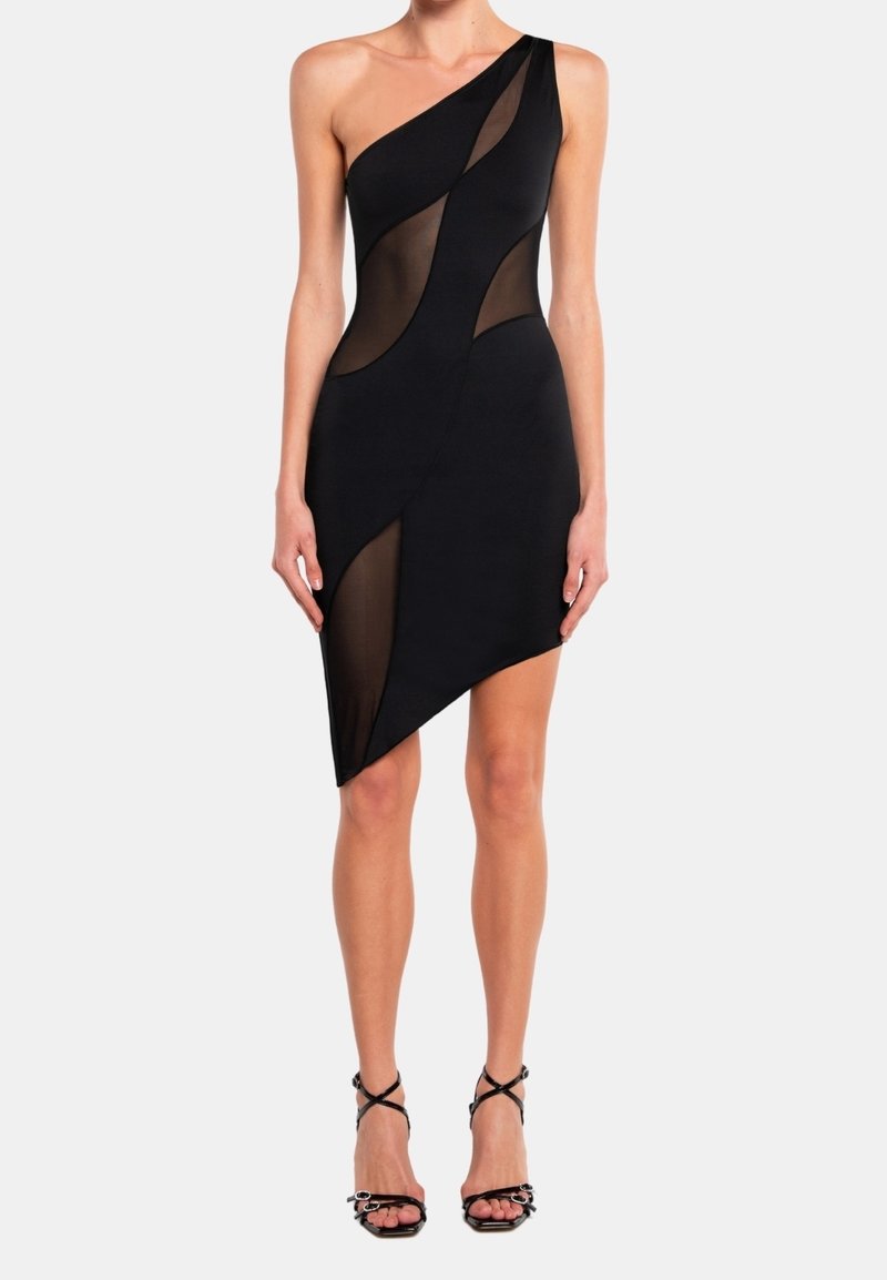 Svart asymmetrisk klänning med genomskinliga mesh-inslag, design med en axel, figurnära silhuett och en elegant, modern estetik.