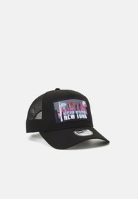 Cappellino da baseball nero con retro in rete, caratterizzato da una toppa ricamata rettangolare con un skyline di città stilizzato e il testo "NEW YORK" in rosa e bianco.