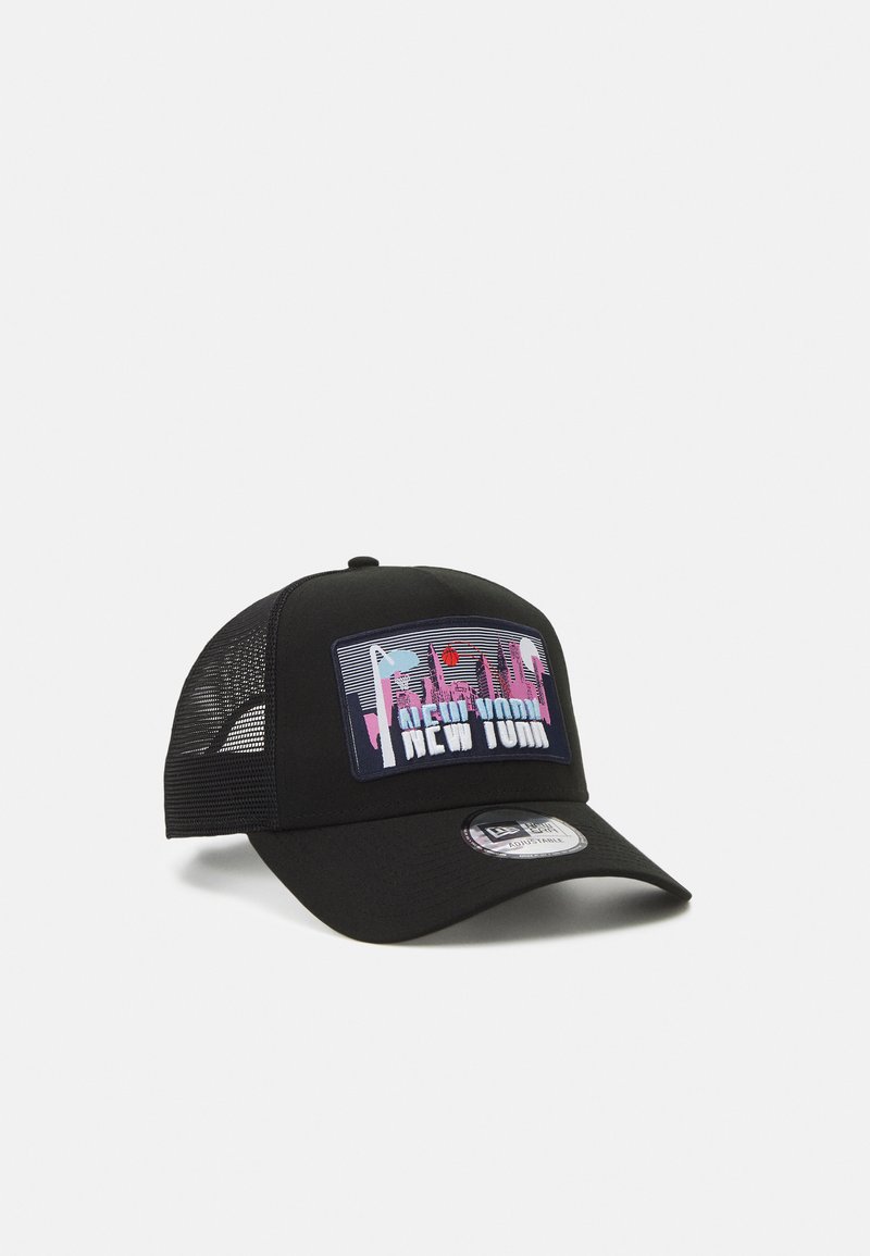 Gorra de béisbol negra con parte trasera de malla, que presenta un parche bordado rectangular de un horizonte urbano estilizado con el texto "NUEVA YORK" en rosa y blanco.