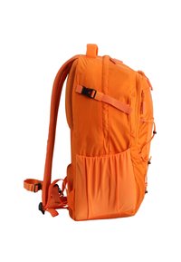 Oranger Rucksack mit gepolstertem Mesh-Rücken, verstellbaren Trägern und mehreren Reißverschlusstaschen. Seitliche Netztasche für eine Wasserflasche.