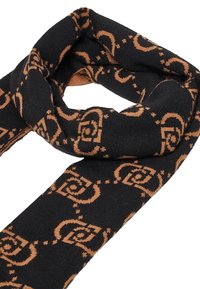 Sciarpa nera lavorata a maglia con un motivo geometrico marrone ripetuto, dal tocco morbido e spessore medio. I bordi sono rifiniti in modo elegante.