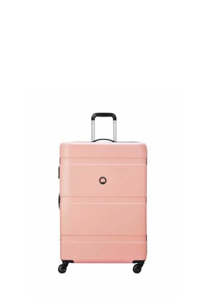 Valigia rigida rosa con quattro ruote nere girevoli e manico telescopico esteso.