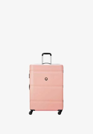Valigia rigida rosa con quattro ruote nere girevoli e manico telescopico esteso.