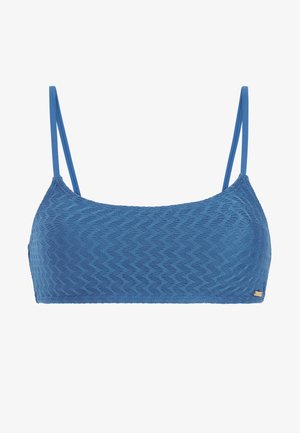 Blauw textuur bikinitopje met dunne dubbele schouderbandjes en een klein gouden logotaggetje rechtsonder.