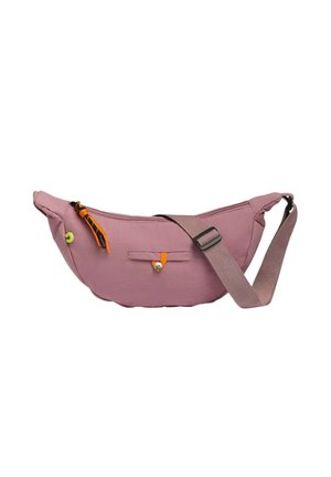 Sac bandoulière en tissu rose avec sangle réglable, fermeture éclair à l'avant et petite poche avec accent orange sur fond blanc.