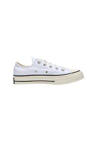 Vit kanvas sneakers med rund tå, fem snörhål, svart rand på mellansulan och texturerad gummisula. Klassisk låg-top design.
