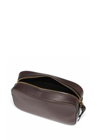 Pequeño bolso rectangular de cuero marrón oscuro con un zipper dorado parcialmente abierto, mostrando un interior oscuro.