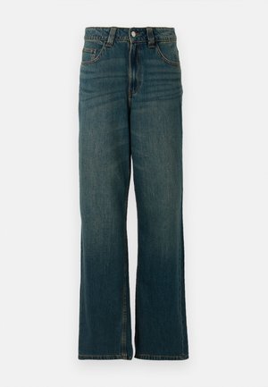 Rechtaflopende blauwe denim jeans met vijf zakken en een knoopsluiting, tentoongesteld op een witte achtergrond.