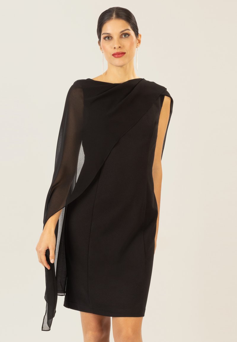 Schwarzes Kleid mit asymmetrischem Design, das auf einer Seite mit einem transparenten, drapierten Überzug ausgestattet ist, der einen Kontrast in der Textur und Silhouette schafft.
