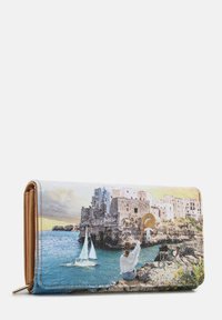Portafoglio con una scena marittima stampata su pelle sintetica testurizzata, con una base marrone chiaro. I colori includono blu, bianco e tonalità terrose, accentuati da un dettaglio floreale.