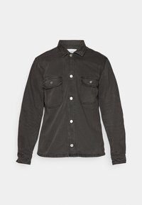 Svart bomullsdenimjacka med knappstängning, två bröstfickor med lock, långärmar och klassisk krage, uppvisad liggande.