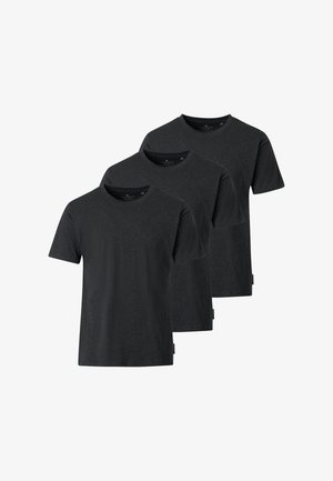 Drie effen donkergrijze t-shirts met korte mouwen en een ronde hals, in een verspringende overlappende opstelling op een witte achtergrond.