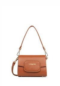 Braune Lederhandtasche mit strukturiertem Design, goldfarbener Hardware, einer Fronttasche und einem verstellbaren Tragegurt. Kompakte und rechteckige Form.