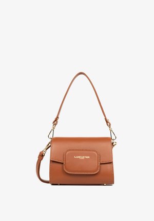 Braune Lederhandtasche mit strukturiertem Design, goldfarbener Hardware, einer Fronttasche und einem verstellbaren Tragegurt. Kompakte und rechteckige Form.