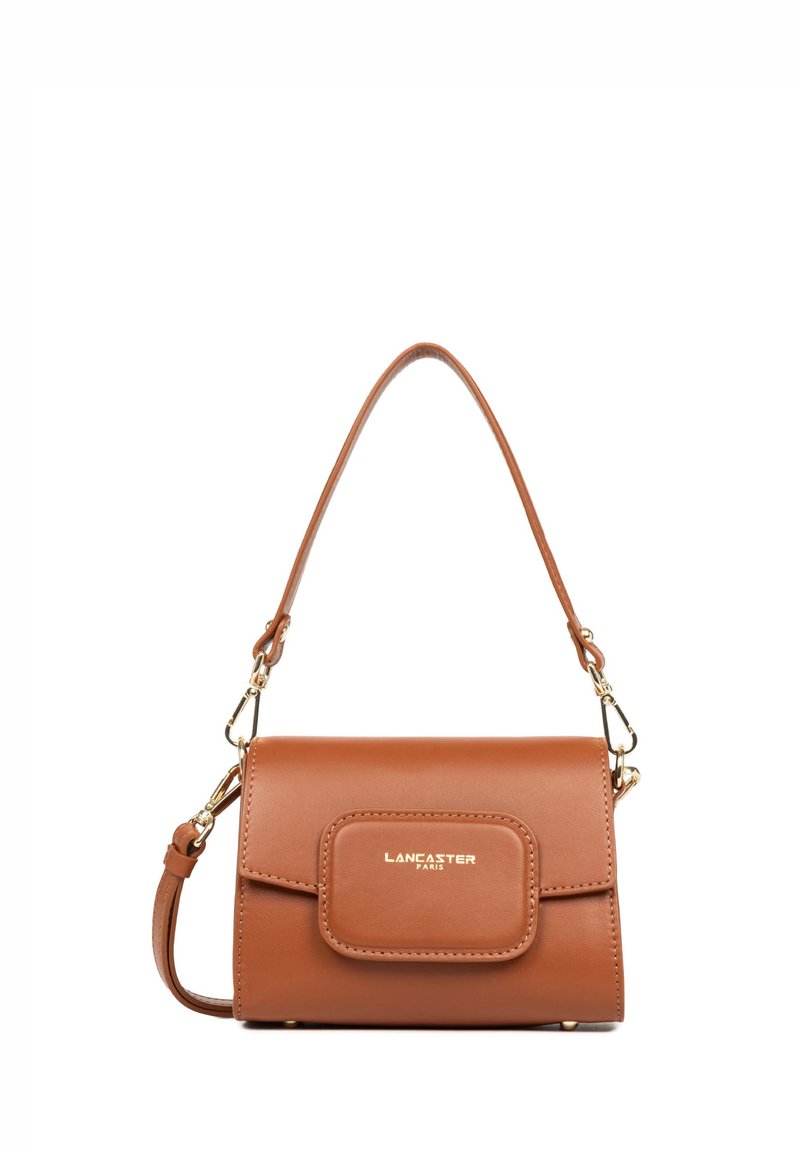 Braune Lederhandtasche mit strukturiertem Design, goldfarbener Hardware, einer Fronttasche und einem verstellbaren Tragegurt. Kompakte und rechteckige Form.