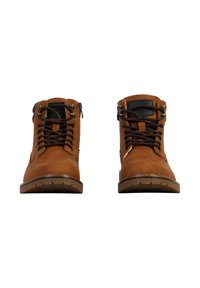 Botas de cuero marrón hasta el tobillo con acentos negros, punta redonda, cierre de cordones y cremallera, suela de goma con patrón de tracción, diseño robusto.
