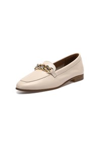 Beiger Lederlofer mit einer spitzen Zehenpartie und einem goldenen Kettenakzent über dem Spann, ausgestattet mit einem niedrigen Holzabsatz und einer glatten Textur.