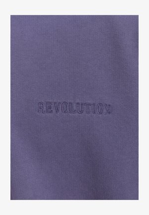 Paarse katoenstof met een ribbelstructuur, met het woord "REVOLUTION" geborduurd in een iets donkere tint, gecentreerd op het materiaal.