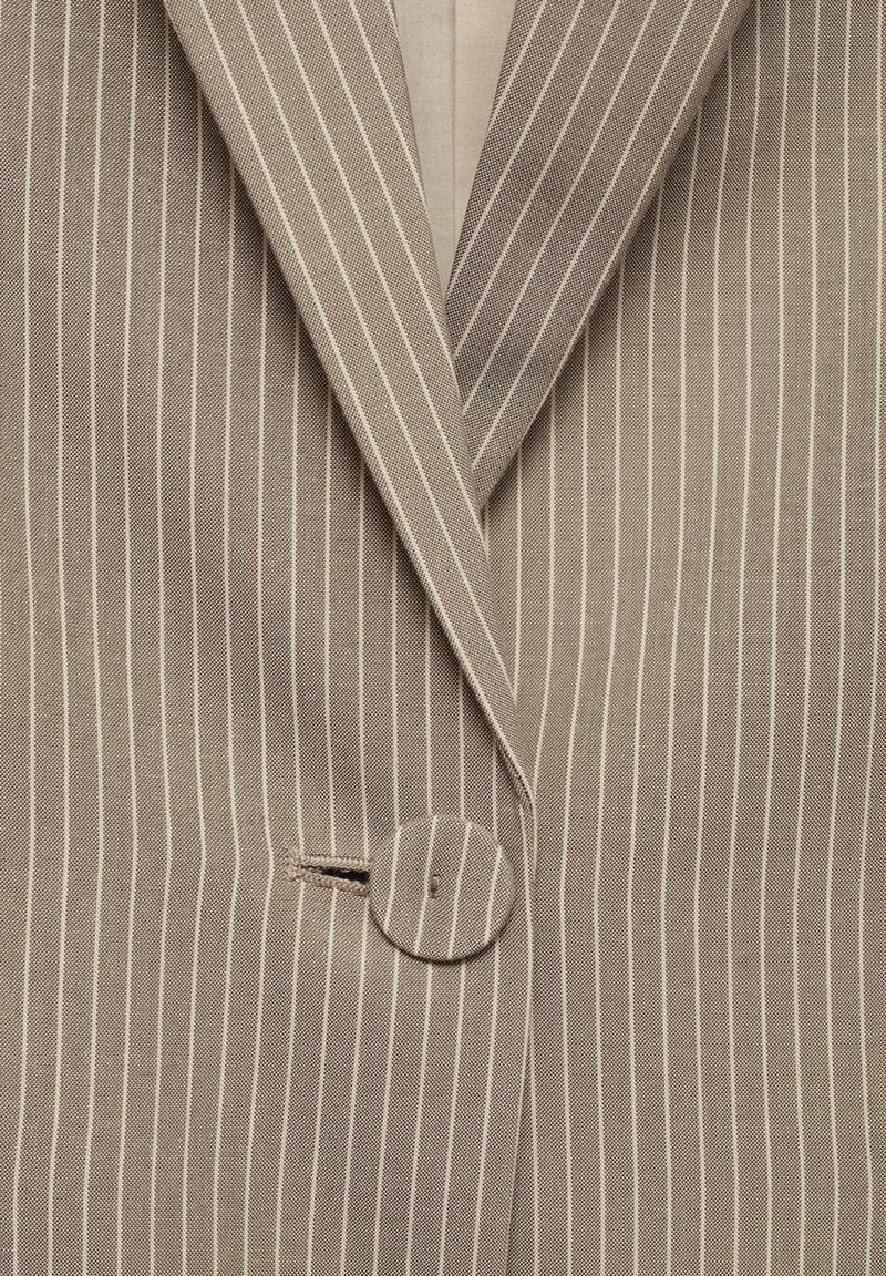 Blazer marrone chiaro con strisce verticali bianche, caratterizzato da un colletto a punta, un solo bottone rotondo e un tessuto texturizzato.