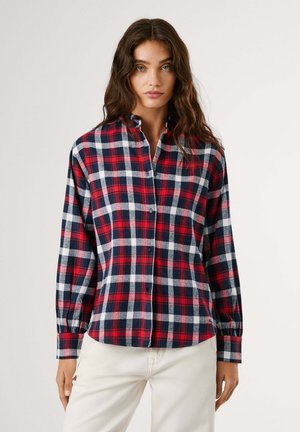 Rdeča, mornarsko modra in bela karirana flanelasta srajca z dolgimi rokavi, zapenjanjem spredaj na gumbe in ovratnikom, ki se spusti. Mehka tekstura in sproščen kroj.