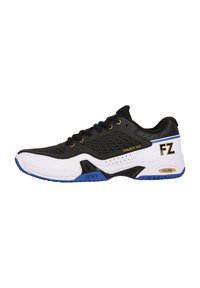 Svart och vit atletisk sko med en texturerad överdel, blå accenter, guld detaljer och svarta snören. Har perforeringar för andningsförmåga.