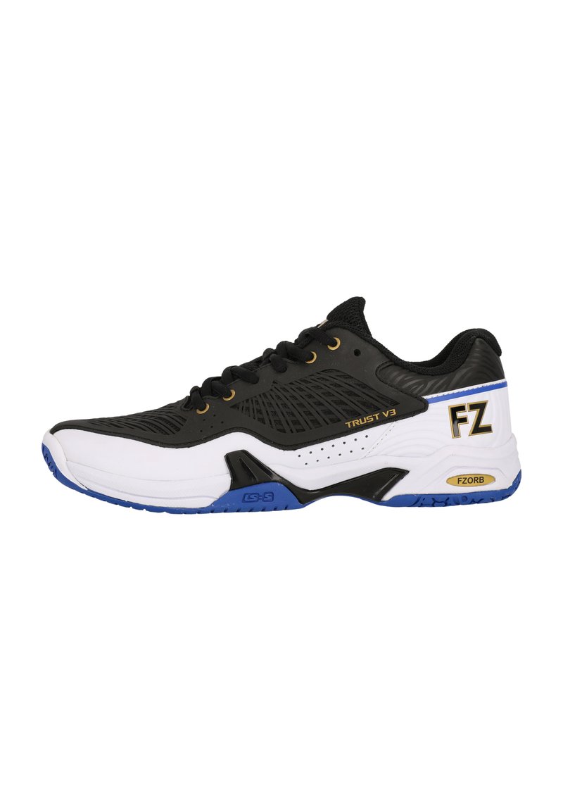 Svart och vit atletisk sko med en texturerad överdel, blå accenter, guld detaljer och svarta snören. Har perforeringar för andningsförmåga.