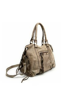 Sac à main en cuir tan avec doubles poignées, accents tressés, poche avant et bandoulière réglable. Texture douce avec des coutures visibles.