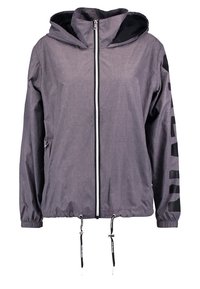 Šedá lehká bunda s kapucí, bíhý zip, nastavitelná šňůrka a černé grafiky na rukávech. Hladká textura, neformální design.