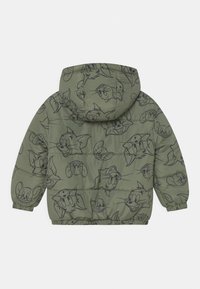 Giacca puffer verde oliva con cappuccio, caratterizzata da schizzi neri di personaggi dei cartoni animati. Include polsini elastici e un orlo arricciato.