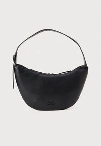 Svart skulderveske i skinn med buet form, glidelåslukking og justerbar stropp. Logo diskret preget på forsiden. Glatt tekstur.