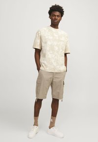 Jack & Jones JPSTCOLE BARKLEY SHORTS - Shorts - crockery