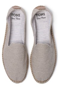 Par bež vunenih espadrila s potplatom od šiva i prugastim unutrašnjim oblogama, označenih "Toni Pons" unutra.
