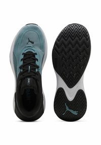 Αθλητικά παπούτσια σε ανοιχτό μπλε και μαύρο με υφασμένο επάνω μέρος, έντονες κορδόνια και λαστιχένια σόλα με σχέδιο ζιγκ-ζαγκ.