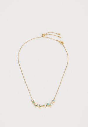 Collana di catena in oro con design curvo e pietre preziose rotonde di vari colori, includendo accenti trasparenti e verdi. Chiusura regolabile.
