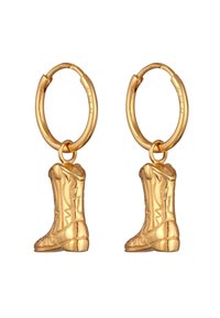 Boucles d'oreilles en or en forme de créoles avec de petits pendentifs en forme de bottes de cowboy, dotées d'une texture détaillée et d'accents de design. La forme de la botte est bien visible, avec une finition brillante.