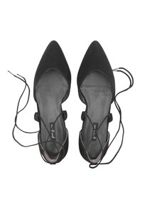 Ballerine in suede nero a punta con cinturini alla caviglia, caratterizzate da una texture liscia e un design minimale. Suola piatta con un leggero rivestimento interno.