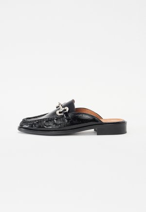 A8423 - Instappers - black naplack