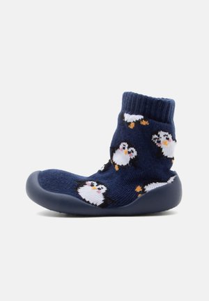 Marineblaue Babysocken-Schuh mit rutschfester Sohle, verziert mit weißen Pinguinmustern und geripptem Knöchelbund.
