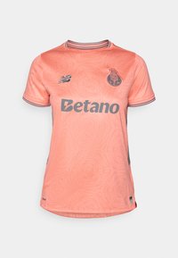 Roosa spordivormi särk geomeetrilise mustriga, hallide aktsentidega ja krae. Esiosas on logo ja bränding. Lühikesed varrukad.