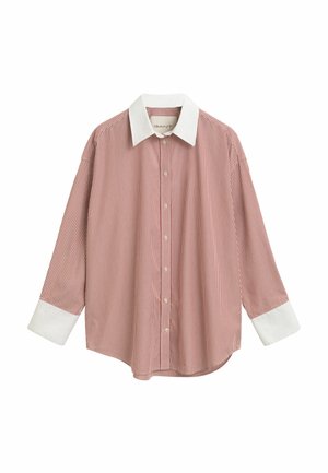 Rood en wit gestreept shirt met een witte kraag, lange mouwen, knoopsluiting en een comfortabele pasvorm. De stof lijkt glad en lichtgewicht.