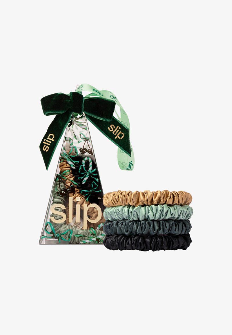 Sett med fire silkeshårstrikker i gull, mintgrønn, mørkegrønn og svart, presentert i en gjennomsiktig pyramideboks med en grønn båndsløyfe.