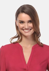 Rode v-hals blouse met korte puffmouwen en knoopdetail aan de voorkant. Gladde stoftextuur, getailleerde pasvorm en eenvoudig ontwerp.