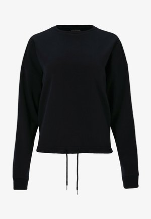 Sort sweatshirt lavet af blødt stof, med rund halsudskæring, lange ærmer og en snor i taljen med sølvfarvede hardware-detaljer.