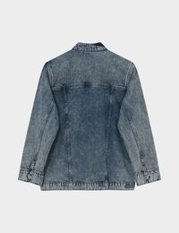 Πίσω όψη ενός μπλε τζιν μπουφάν με όξινες πλύσεις, μακριά μανίκια, μανσέτες με κουμπιά και κατακόρυφα ραφές.