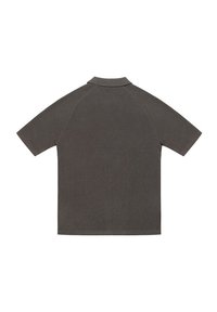 Koszulka polo z krótkim rękawem w ciemnoszarym kolorze, o ryflowanej teksturze, z pointed kołnierzykiem i rękawami raglanowymi. Brak widocznych logo lub wzorów.