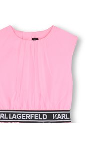 Ροζ αμάνικη μπλούζα με πιετέ λαιμόκοψη και μαύρη ζώνη μέσης με λευκή επιγραφή "KARL LAGERFELD". Μεικτό, ελαφρύ ύφασμα.