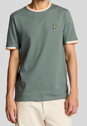 Grøn kortærmet T-shirt med ribstrikket rund hals og kontrastfulde orange detaljer. Har en lille gul fuglelogo på venstre bryst.