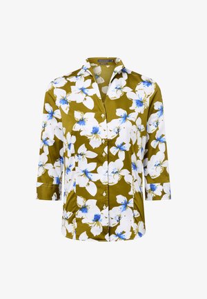 Groene bloes met driekwartmouwen, versierd met grote witte bloemen en blauwe accenten. Knoopsluiting aan de voorkant en een klassiek kraagontwerp.