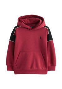 Rode hoodie met een voorzak, zwarte accenten op de schouders en een klein zwart logo op de borst. Gemaakt van een zachte, gestructureerde stof.