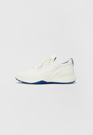 Sneaker bianca con tomaia bianca testurizzata e suola blu a contrasto. Presenta un design semplice e chiusura con lacci.